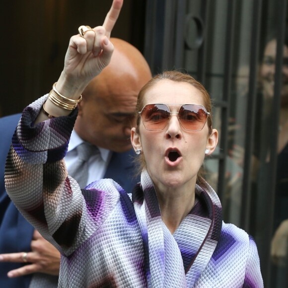 Céline Dion salue ses fans devant son hôtel à Paris le 29 juin 2016.