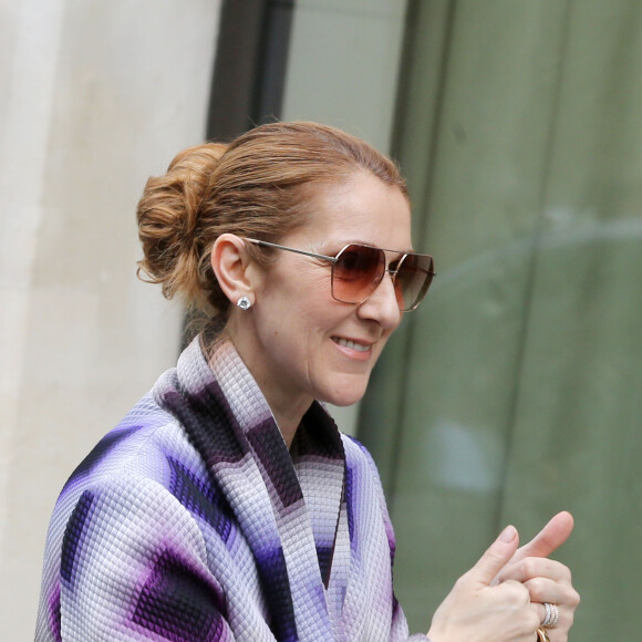 Céline Dion salue ses fans devant son hôtel à Paris le 29 juin 2016.