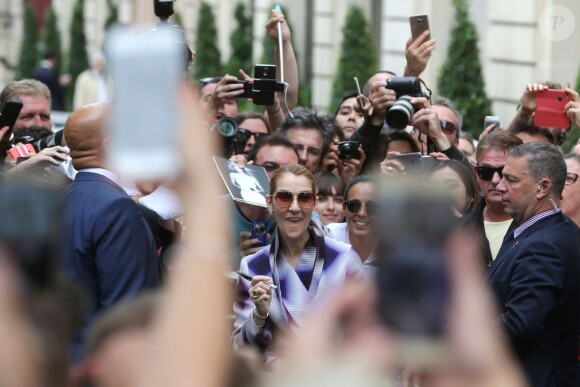 La diva Céline Dion salue ses fans devant son hôtel à Paris le 29 juin 2016.