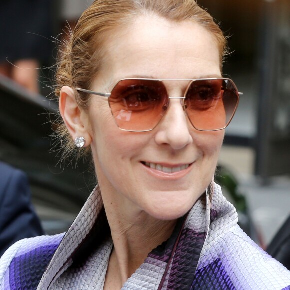 Céline Dion salue ses fans devant son hôtel à Paris le 29 juin 2016.