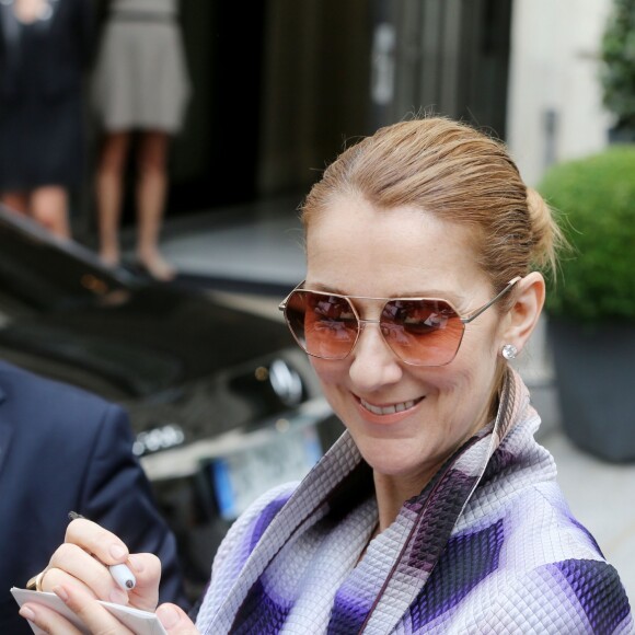 Céline Dion salue ses fans devant son hôtel à Paris le 29 juin 2016.