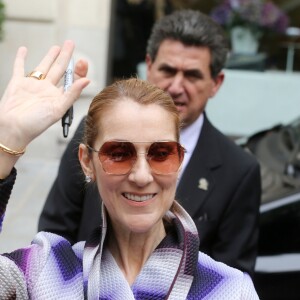 Céline Dion salue ses fans devant son hôtel à Paris le 29 juin 2016.