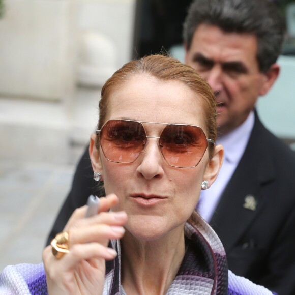 Céline Dion salue ses fans devant son hôtel à Paris le 29 juin 2016.