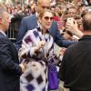 La chanteuse Céline Dion salue ses fans devant son hôtel à Paris le 29 juin 2016.