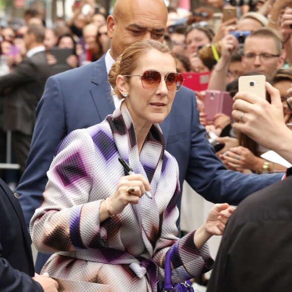 La chanteuse Céline Dion salue ses fans devant son hôtel à Paris le 29 juin 2016.