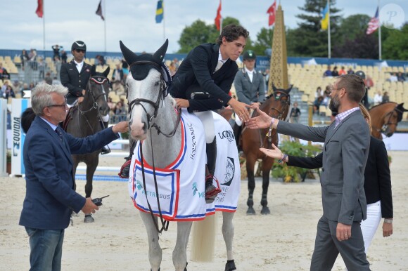 Juan Pablo Gaspar Albanez sur Puertas So What (gagnant du prix Métrobus), Eric Merklen (Directeur Métrobus) - Remise du prix Métrobus - Longines Paris Eiffel Jumping à la plaine de Jeux de Bagatelle à Paris, le 1er juillet 2016. © Borde-Veeren/Bestimage