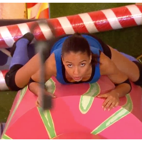 Concentrée, Flora Coquerel ne perd pas de vue son objectif dans Fort Boyard - Le 02 juillet 2016