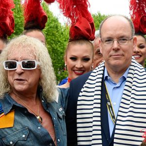 Michel Polnareff et le prince Albert II de Monaco - Le chanteur français Michel Polnareff et le prince Albert II de Monaco posent avec les danseuses du Moulin-Rouge avant le début de la deuxième étape de la 103ème édition de la course cycliste du tour de France le 3 Juillet 2016, entre Saint-Lo et Cherbourg-en-Cotentin, en Normandie. Le prince Albert également Baron de Saint-Lô par ses ancêtres était présent pour participer à cette étape en voiture et suivre ainsi les coureurs. © Coadic Guirec / Bestimage