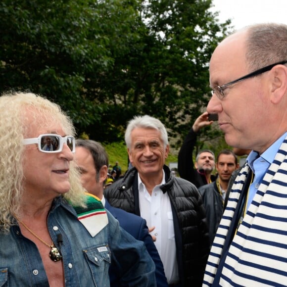 Michel Polnareff, Gilbert Coullier et le prince Albert II de Monaco - Le chanteur français Michel Polnareff et le prince Albert II de Monaco posent avec les danseuses du Moulin-Rouge avant le début de la deuxième étape de la 103ème édition de la course cycliste du tour de France le 3 Juillet 2016, entre Saint-Lo et Cherbourg-en-Cotentin, en Normandie. Le prince Albert également Baron de Saint-Lô par ses ancêtres était présent pour participer à cette étape en voiture et suivre ainsi les coureurs. © Coadic Guirec / Bestimage