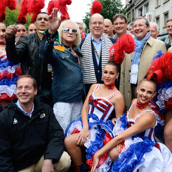 Christian Prudhomme, Michel Polnareff et le prince Albert II de Monaco - Le chanteur français Michel Polnareff et le prince Albert II de Monaco posent avec les danseuses du Moulin-Rouge avant le début de la deuxième étape de la 103ème édition de la course cycliste du tour de France le 3 Juillet 2016, entre Saint-Lo et Cherbourg-en-Cotentin, en Normandie. Le prince Albert également Baron de Saint-Lô par ses ancêtres était présent pour participer à cette étape en voiture et suivre ainsi les coureurs. © Coadic Guirec / Bestimage