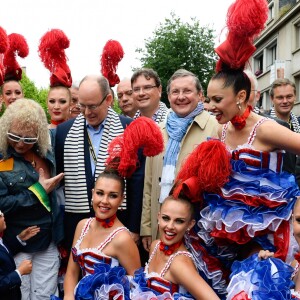 Christian Prudhomme, Michel Polnareff avec son fils Louka et Le prince Albert II de Monaco - Le chanteur français Michel Polnareff et le prince Albert II de Monaco posent avec les danseuses du Moulin-Rouge avant le début de la deuxième étape de la 103ème édition de la course cycliste du tour de France le 3 Juillet 2016, entre Saint-Lo et Cherbourg-en-Cotentin, en Normandie. Le prince Albert également Baron de Saint-Lô par ses ancêtres était présent pour participer à cette étape en voiture et suivre ainsi les coureurs. © Coadic Guirec / Bestimage General director of the Tour de France, Christian Prudhomme , French singer Michel Polnareff, and prince Albert II of Monaco pose with French can-can dancers of the Moulin-Rouge prior to the start of the 183 km second stage of the 103rd edition of the Tour de France cycling race on July 3, 2016 between Saint-Lo and Cherbourg-en-Cotentin, Normandy.03/07/2016 - Saint-Lô