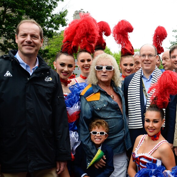 Christian Prudhomme, Michel Polnareff avec son fils Louka et Le prince Albert II de Monaco - Le chanteur français Michel Polnareff et le prince Albert II de Monaco posent avec les danseuses du Moulin-Rouge avant le début de la deuxième étape de la 103ème édition de la course cycliste du tour de France le 3 Juillet 2016, entre Saint-Lo et Cherbourg-en-Cotentin, en Normandie. Le prince Albert également Baron de Saint-Lô par ses ancêtres était présent pour participer à cette étape en voiture et suivre ainsi les coureurs. © Coadic Guirec / Bestimage