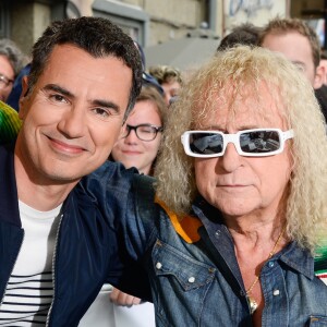 Laurent Luyat et Michel Polnareff - Le chanteur français Michel Polnareff fête son 72ème anniversaire en présence des danseuses du Moulin-Rouge et donne le départ de la deuxième étape de la 103ème édition de la course cycliste du tour de France le 3 Juillet 2016, entre Saint-Lo et Cherbourg-en-Cotentin, en Normandie. © Coadic Guirec / Bestimage