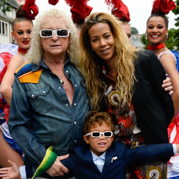 Michel Polnareff, sa compagne Danyellah et leur fils Louka - Le chanteur français Michel Polnareff fête son 72ème anniversaire en présence des danseuses du Moulin-Rouge et donne le départ de la deuxième étape de la 103ème édition de la course cycliste du tour de France le 3 Juillet 2016, entre Saint-Lo et Cherbourg-en-Cotentin, en Normandie. © Coadic Guirec / Bestimage