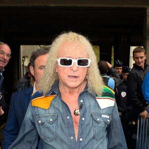 Michel Polnareff - Le chanteur français Michel Polnareff fête son 72ème anniversaire en présence des danseuses du Moulin-Rouge et donne le départ de la deuxième étape de la 103ème édition de la course cycliste du tour de France le 3 Juillet 2016, entre Saint-Lo et Cherbourg-en-Cotentin, en Normandie. © Coadic Guirec / Bestimage