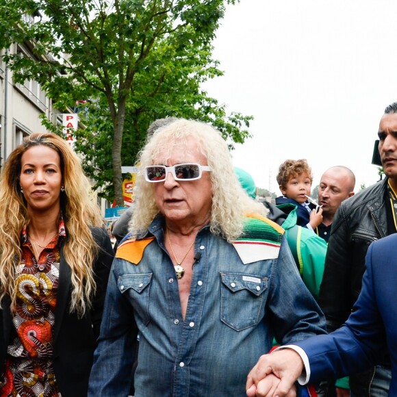 Gilbert Coullier, Danyellah Polnareff, Michel Polnareff, Louka Polnareff et Fabien Lecoeuvre - Le chanteur français Michel Polnareff fête son 72ème anniversaire en présence des danseuses du Moulin-Rouge et donne le départ de la deuxième étape de la 103ème édition de la course cycliste du tour de France le 3 Juillet 2016, entre Saint-Lo et Cherbourg-en-Cotentin, en Normandie. © Coadic Guirec / Bestimage