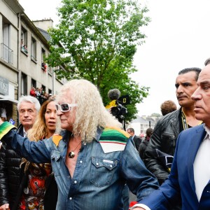 Gilbert Coullier, Danyellah Polnareff, Michel Polnareff et Fabien Lecoeuvre - Le chanteur français Michel Polnareff fête son 72ème anniversaire en présence des danseuses du Moulin-Rouge et donne le départ de la deuxième étape de la 103ème édition de la course cycliste du tour de France le 3 Juillet 2016, entre Saint-Lo et Cherbourg-en-Cotentin, en Normandie. © Coadic Guirec / Bestimage