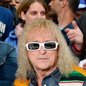 Michel Polnareff - Le chanteur français Michel Polnareff fête son 72ème anniversaire en présence des danseuses du Moulin-Rouge et donne le départ de la deuxième étape de la 103ème édition de la course cycliste du tour de France le 3 Juillet 2016, entre Saint-Lo et Cherbourg-en-Cotentin, en Normandie. © Coadic Guirec / Bestimage