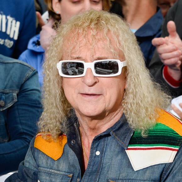 Michel Polnareff - Le chanteur français Michel Polnareff fête son 72ème anniversaire en présence des danseuses du Moulin-Rouge et donne le départ de la deuxième étape de la 103ème édition de la course cycliste du tour de France le 3 Juillet 2016, entre Saint-Lo et Cherbourg-en-Cotentin, en Normandie. © Coadic Guirec / Bestimage