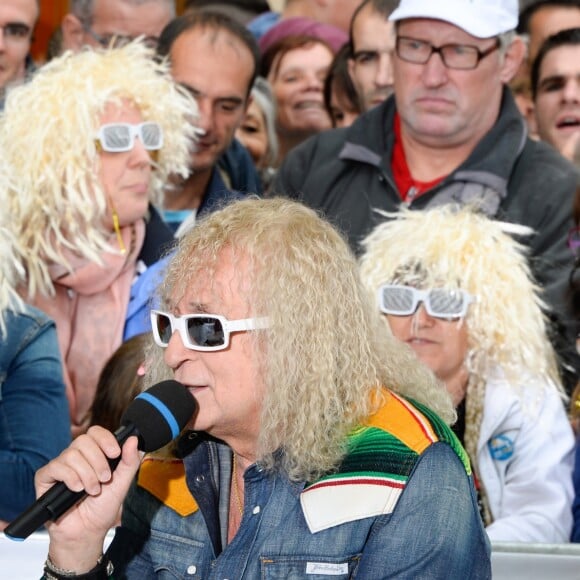 Michel Polnareff - Le chanteur français Michel Polnareff fête son 72ème anniversaire en présence des danseuses du Moulin-Rouge et donne le départ de la deuxième étape de la 103ème édition de la course cycliste du tour de France le 3 Juillet 2016, entre Saint-Lo et Cherbourg-en-Cotentin, en Normandie. © Coadic Guirec / Bestimage  French singer Michel Polnareff celebrates its 72th anniversary during the second stage of the 103rd edition of the cycling race the Tour de France July 3, 2016, between Saint Lo and Cherbourg-en-Cotentin, Normandy.03/07/2016 - 
