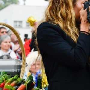 Danyellah Polnareff et Gilbert Coullier - Le chanteur français Michel Polnareff fête son 72ème anniversaire en présence des danseuses du Moulin-Rouge et donne le départ de la deuxième étape de la 103ème édition de la course cycliste du tour de France le 3 Juillet 2016, entre Saint-Lo et Cherbourg-en-Cotentin, en Normandie. © Coadic Guirec / Bestimage