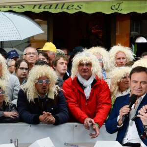 Laurent Luyat, Fabien Lecoeuvre et Michel Polnareff - Le chanteur français Michel Polnareff fête son 72ème anniversaire en présence des danseuses du Moulin-Rouge et donne le départ de la deuxième étape de la 103ème édition de la course cycliste du tour de France le 3 Juillet 2016, entre Saint-Lo et Cherbourg-en-Cotentin, en Normandie. © Coadic Guirec / Bestimage