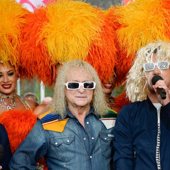 Fabien Lecoeuvre, Michel Polnareff, Laurent Luyat, Gilbert Coullier et Cyril Féraud - Le chanteur français Michel Polnareff fête son 72ème anniversaire en présence des danseuses du Moulin-Rouge et donne le départ de la deuxième étape de la 103ème édition de la course cycliste du tour de France le 3 Juillet 2016, entre Saint-Lo et Cherbourg-en-Cotentin, en Normandie. © Coadic Guirec / Bestimage