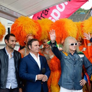 Fabien Lecoeuvre, Michel Polnareff, Laurent Luyat et Cyril Féraud - Le chanteur français Michel Polnareff fête son 72ème anniversaire en présence des danseuses du Moulin-Rouge et donne le départ de la deuxième étape de la 103ème édition de la course cycliste du tour de France le 3 Juillet 2016, entre Saint-Lo et Cherbourg-en-Cotentin, en Normandie. © Coadic Guirec / Bestimage