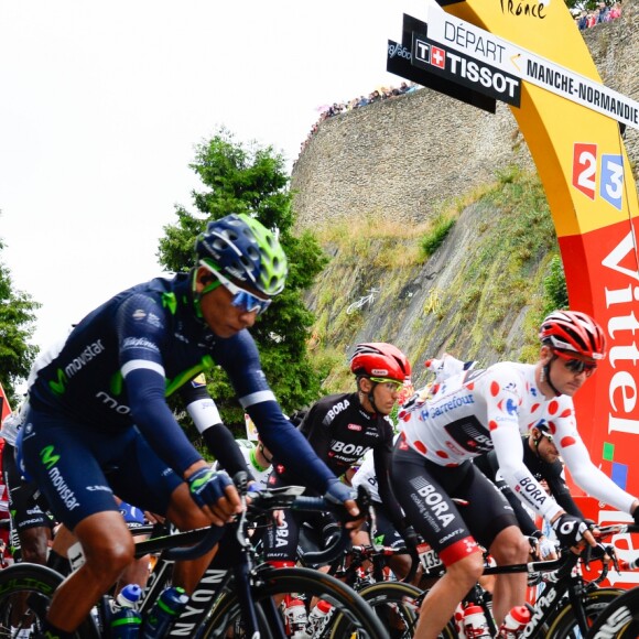 Le coureur britannique Mark Cavendish - Le chanteur français Michel Polnareff fête son 72ème anniversaire en présence des danseuses du Moulin-Rouge et donne le départ de la deuxième étape de la 103ème édition de la course cycliste du tour de France le 3 Juillet 2016, entre Saint-Lo et Cherbourg-en-Cotentin, en Normandie. © Coadic Guirec / Bestimage