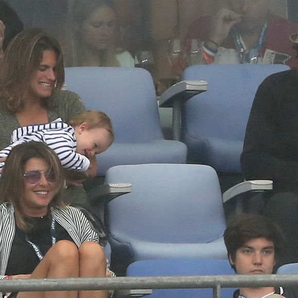 Amélie Mauresmo et son fils Aaron lors du match du quart de finale de l'UEFA Euro 2016 France-Islande au Stade de France à Saint-Denis, France le 3 juillet 2016. L'ex-championne de tennis a retrouvé la compagnie de Yannick Noah dans les gradins. © Cyril Moreau/Bestimage 
