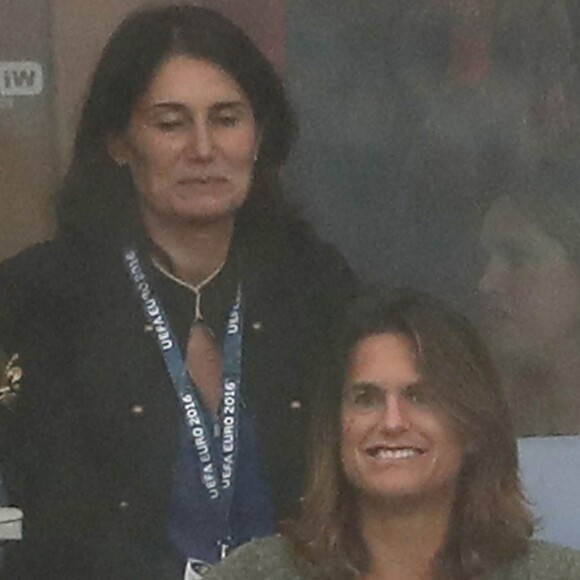 Amélie Mauresmo et son fils Aaron lors du match du quart de finale de l'UEFA Euro 2016 France-Islande au Stade de France à Saint-Denis, France le 3 juillet 2016. L'ex-championne de tennis a retrouvé la compagnie de Yannick Noah dans les gradins. © Cyril Moreau/Bestimage 