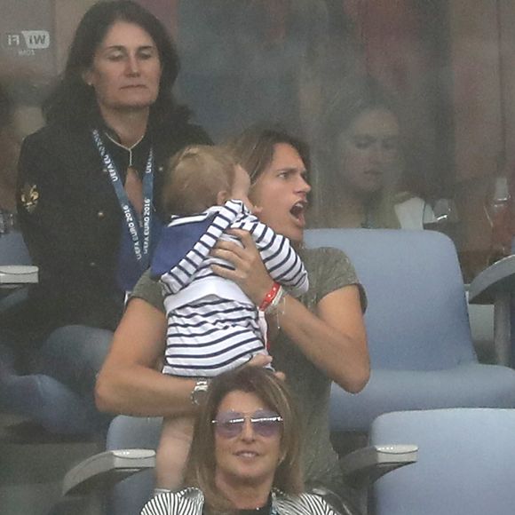 Amélie Mauresmo et son fils Aaron lors du match du quart de finale de l'UEFA Euro 2016 France-Islande au Stade de France à Saint-Denis, France le 3 juillet 2016. L'ex-championne de tennis a retrouvé la compagnie de Yannick Noah dans les gradins. © Cyril Moreau/Bestimage 