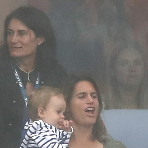 Amélie Mauresmo et son fils Aaron lors du match du quart de finale de l'UEFA Euro 2016 France-Islande au Stade de France à Saint-Denis, France le 3 juillet 2016. L'ex-championne de tennis a retrouvé la compagnie de Yannick Noah dans les gradins. © Cyril Moreau/Bestimage 