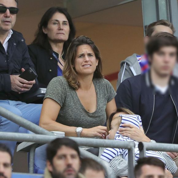 Amélie Mauresmo et son fils Aaron lors du match du quart de finale de l'UEFA Euro 2016 France-Islande au Stade de France à Saint-Denis, France le 3 juillet 2016. L'ex-championne de tennis a retrouvé la compagnie de Yannick Noah dans les gradins. © Cyril Moreau/Bestimage 