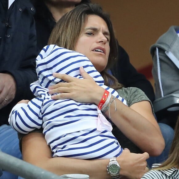 Amélie Mauresmo et son fils Aaron lors du match du quart de finale de l'UEFA Euro 2016 France-Islande au Stade de France à Saint-Denis, France le 3 juillet 2016. L'ex-championne de tennis a retrouvé la compagnie de Yannick Noah dans les gradins. © Cyril Moreau/Bestimage 