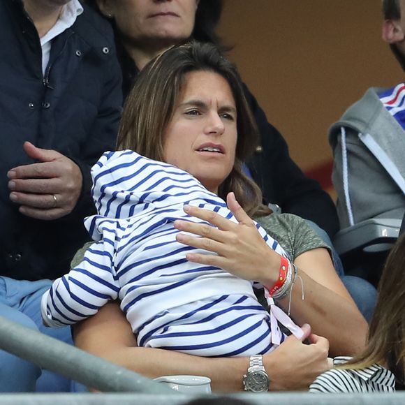 Amélie Mauresmo et son fils Aaron lors du match du quart de finale de l'UEFA Euro 2016 France-Islande au Stade de France à Saint-Denis, France le 3 juillet 2016. L'ex-championne de tennis a retrouvé la compagnie de Yannick Noah dans les gradins. © Cyril Moreau/Bestimage 
