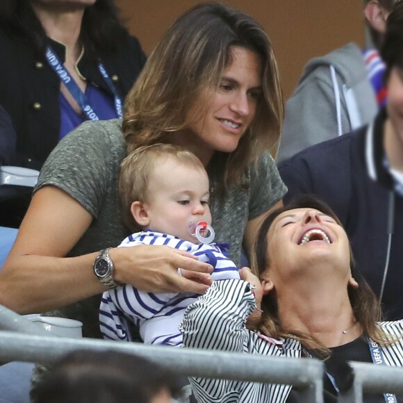 Amélie Mauresmo et son fils Aaron lors du match du quart de finale de l'UEFA Euro 2016 France-Islande au Stade de France à Saint-Denis, France le 3 juillet 2016. L'ex-championne de tennis a retrouvé la compagnie de Yannick Noah dans les gradins. © Cyril Moreau/Bestimage 