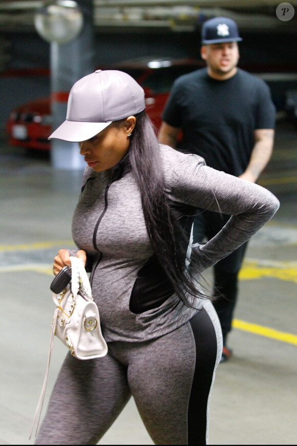Rob Kardashian et sa fiancée Blac Chyna enceinte à la sortie d'un centre médical à Beverly Hills, le 20 mai 2016