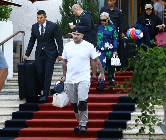 Blac Chyna enceinte et son fiancé Rob Kardashian quittent leur hôtel à Miami. Blac Chyna s'arrête un moment pour faire un selfie avec un fan. Le 14 mai 2016