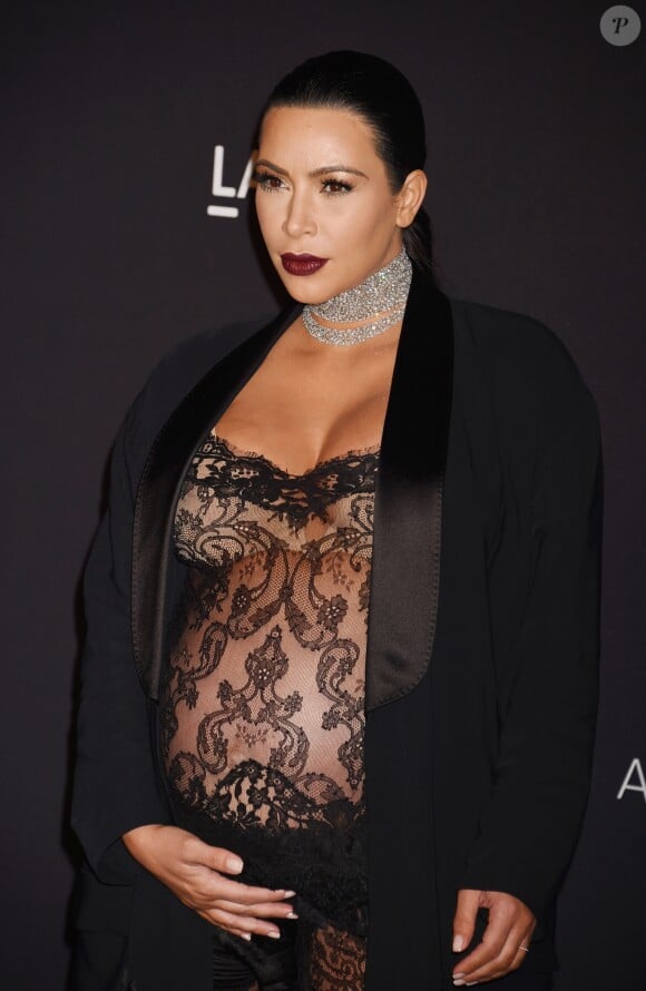 Kim Kardashian, enceinte lors du Gala "The LACMA 2015 Art+Film" en l'honneur de James Turrell et Alejandro Inarritu à Los Angeles, le 7 novembre 2015.07/11/2015 - Los Angeles