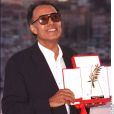 Abbas Kiarostami avec la Palme d'or pour Le Goût de la cerise, à Cannes 1997.