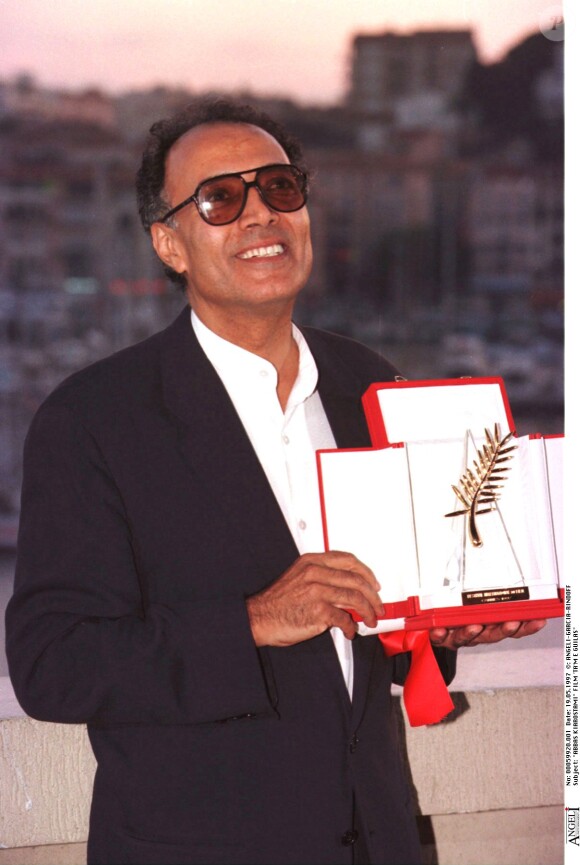 Abbas Kiarostami avec la Palme d'or pour Le Goût de la cerise, à Cannes 1997.