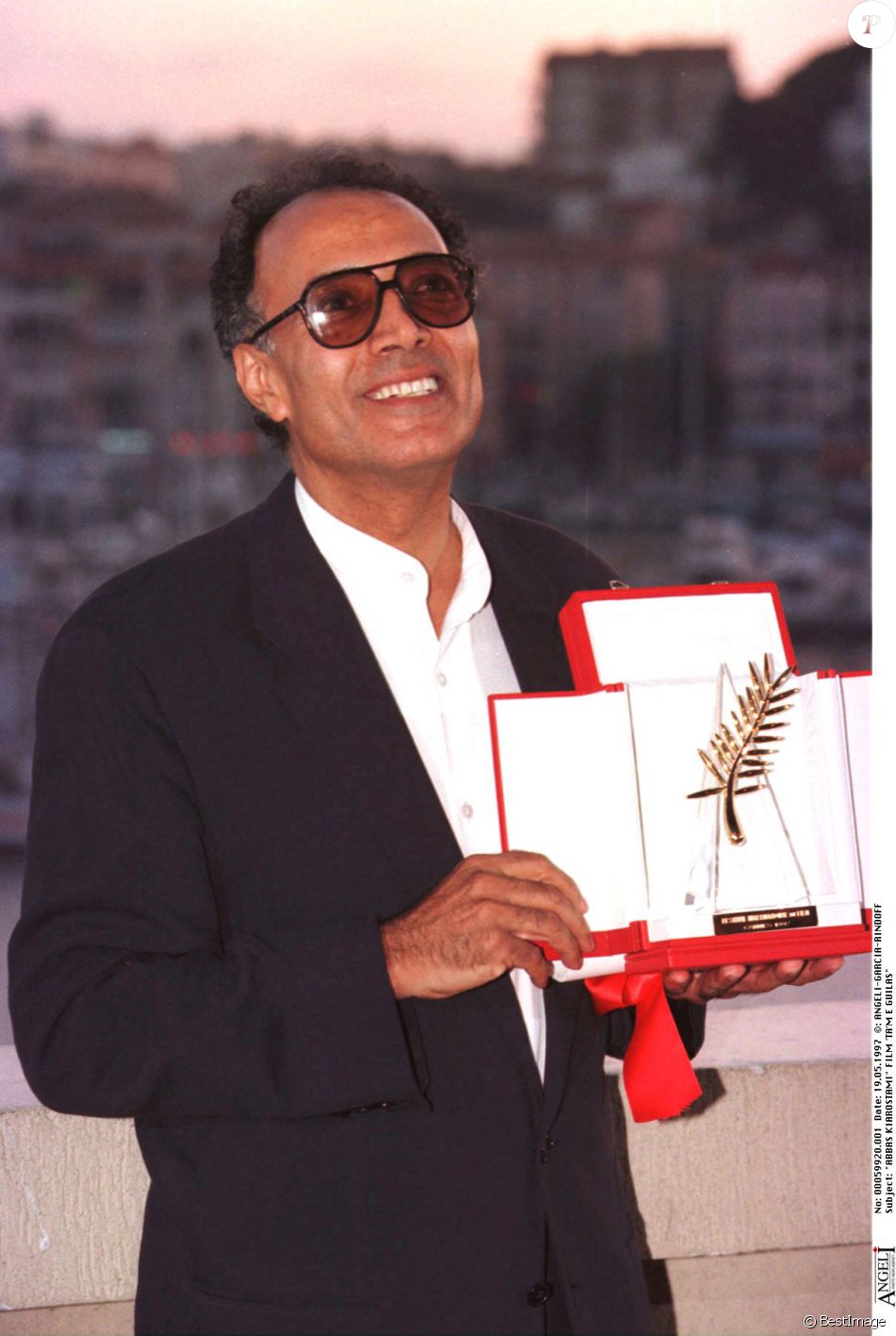Abbas Kiarostami avec la Palme d&#039;or pour Le Goût de la cerise, à Cannes 1997.