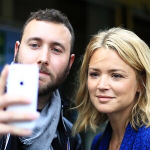 Virginie Efira, actrice, signe des autographes lors de la 2e édition du Festival Sofilm Summercamp à Nantes, le 1er juillet 2016.