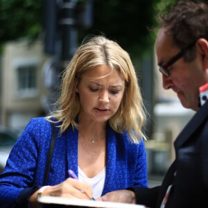 Virginie Efira, actrice, signe des autographes lors de la 2e édition du Festival Sofilm Summercamp à Nantes, le 1er juillet 2016.