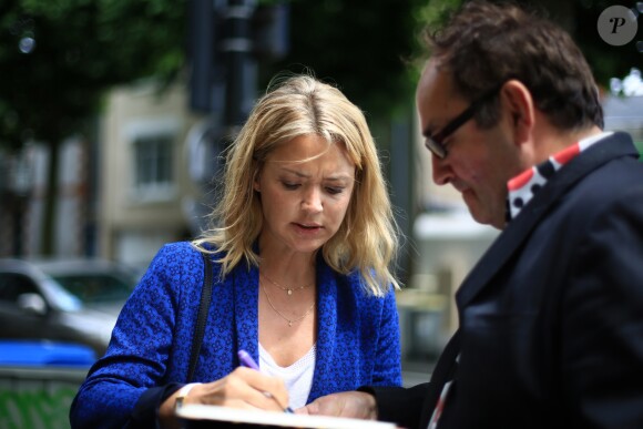 Virginie Efira, actrice, signe des autographes lors de la 2e édition du Festival Sofilm Summercamp à Nantes, le 1er juillet 2016.