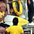 Jean Dujardin et Noëlle Perna (Mado la Niçoise) sur la plage des bains militaires à Nice pour la première journée de tournage du film "Brice 3 "…Parce que le 2 je l'ai cassé!" sous la direction du réalisateur James Hunt, le 14 septembre 2015.