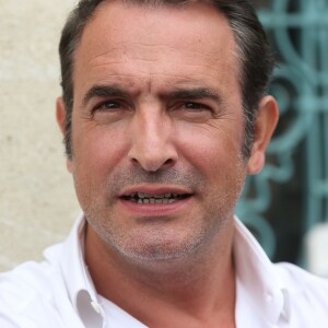 Jean Dujardin - Jean Dujardin et sa compagne Nathalie Péchalat à l'inauguration du cinéma communal Jean Dujardin à Lesparre-Médoc accompagné de ses parents le 27 juin 2015.