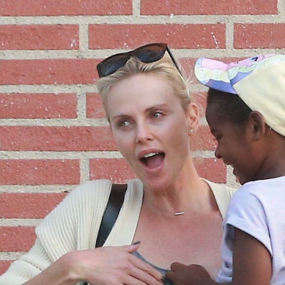 Exclusif - Charlize Theron est allée déjeuner avec ses enfants Jackson et August, le 5 juillet 2016