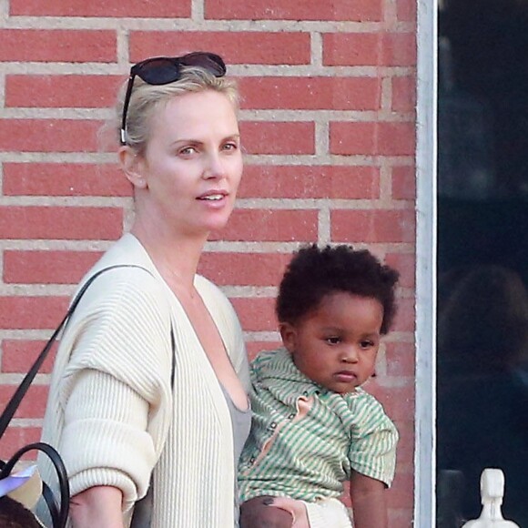 Exclusif - Charlize Theron est allée déjeuner avec ses enfants Jackson et August, le 5 juillet 2016